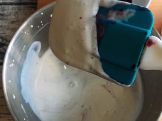 6寸蓝莓慕斯蛋糕,蓝莓慕斯糊和奶油霜再次翻拌均匀。
