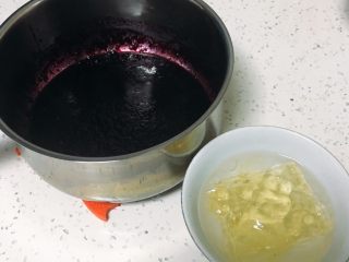 6寸蓝莓慕斯蛋糕,趁有余热时加入吉利丁液翻拌均匀，ì吉利丁液溶解于蓝莓泥中。