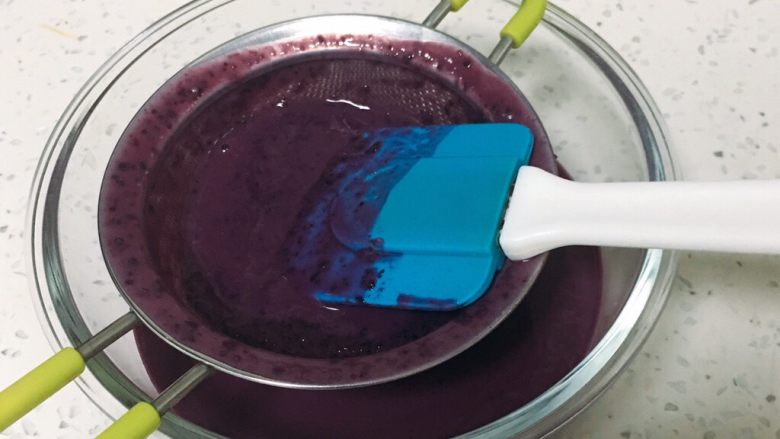 6寸蓝莓慕斯蛋糕,蓝莓慕斯过筛一遍，留出一些做镜面用，其它的和奶油霜混合。