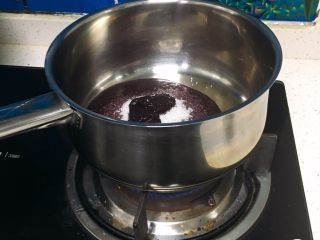 6寸蓝莓慕斯蛋糕,蓝莓泥放入煤气灶上加热，用刮刀翻拌，使细砂糖溶解于蓝莓泥中。