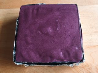 6寸蓝莓慕斯蛋糕,最后将过筛后的慕斯糊倒入蛋糕表面刮平。放入冰箱冷藏一个晚上。