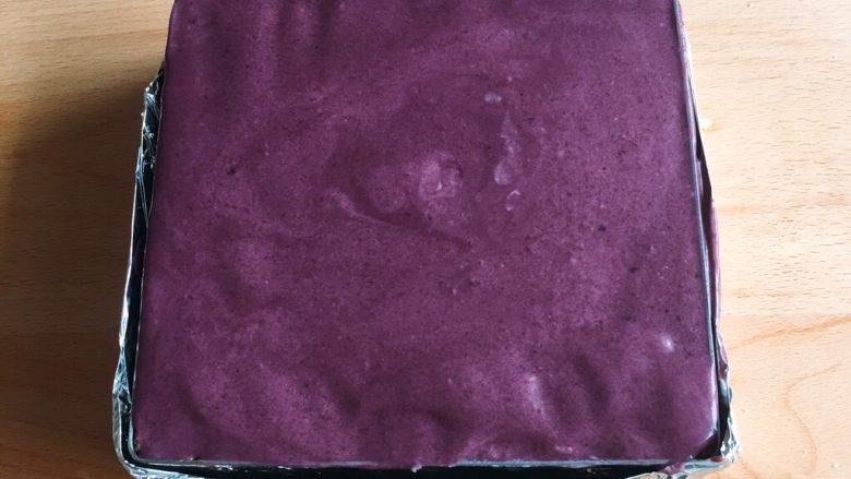 6寸蓝莓慕斯蛋糕,最后将过筛后的慕斯糊倒入蛋糕表面刮平。放入冰箱冷藏一个晚上。
