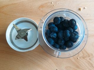 6寸蓝莓慕斯蛋糕,蓝莓放入料理机中打成泥。
