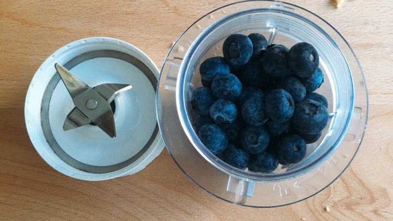 6寸蓝莓慕斯蛋糕,蓝莓放入料理机中打成泥。