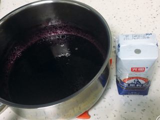 6寸蓝莓慕斯蛋糕,冷却后加入酸奶，继续翻拌均匀。