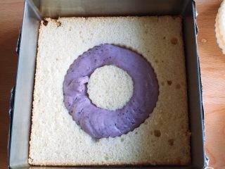 6寸蓝莓慕斯蛋糕,空档中挤入慕斯糊，挤过慕斯糊的上面再放一块蛋糕片。