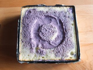 6寸蓝莓慕斯蛋糕,重复动作，一共三层。