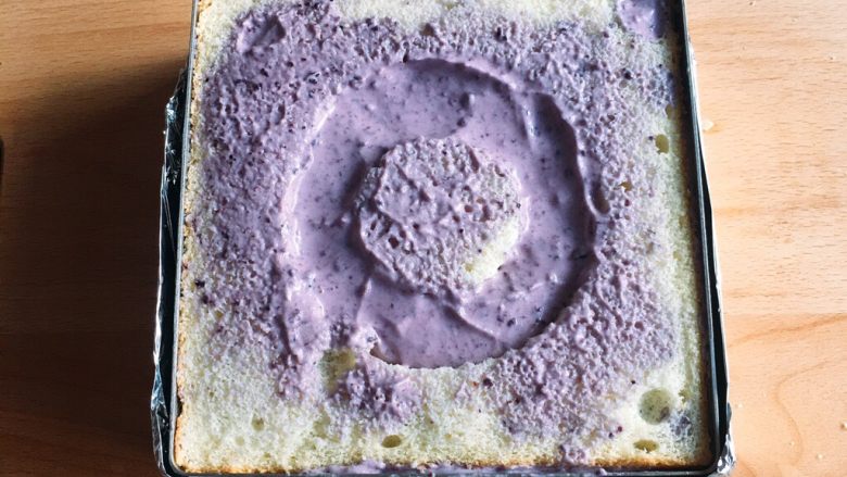 6寸蓝莓慕斯蛋糕,重复动作，一共三层。