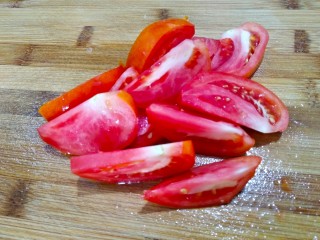 番茄黄瓜肉片汤,番茄切块去掉不好的部分（自己种的没打农药就不用去皮了）