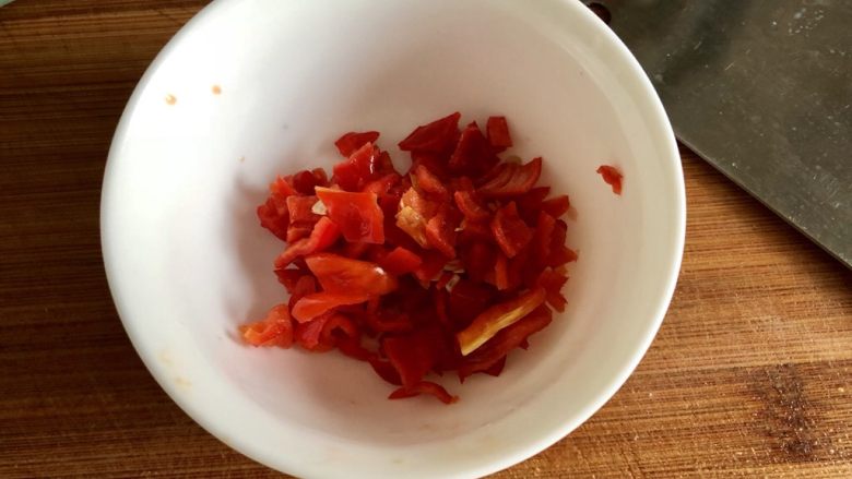 夏日惹味小菜系列➕雪菜肉末炒毛豆,红椒切小粒备用