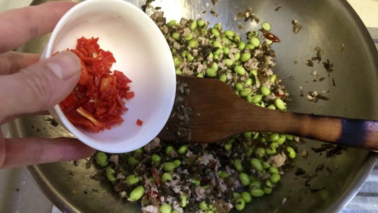 夏日惹味小菜系列➕雪菜肉末炒毛豆,加入红椒粒，翻炒均匀