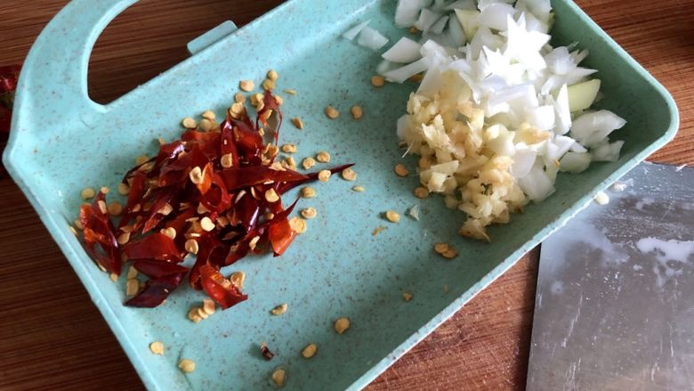 夏日惹味小菜系列➕雪菜肉末炒毛豆,葱白切末，姜切末，干辣椒去蒂剪成小段备用