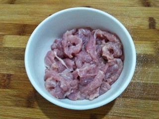 番茄黄瓜肉片汤,抓匀腌制8分钟