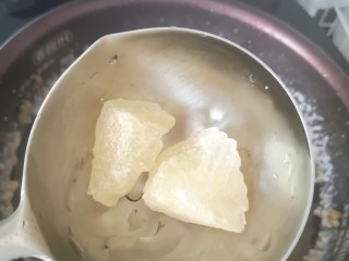 冰糖百合绿豆汤,放入冰糖熔化