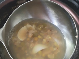 冰糖百合绿豆汤,早上煮好放凉
可以喝一整天
