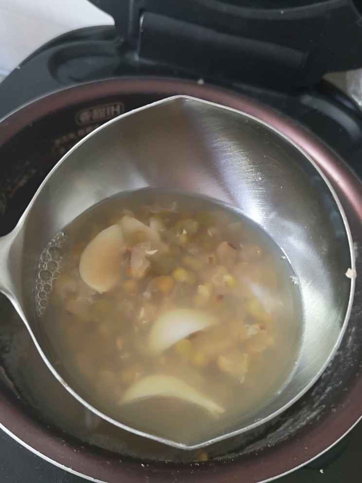 冰糖百合绿豆汤,早上煮好放凉
可以喝一整天
