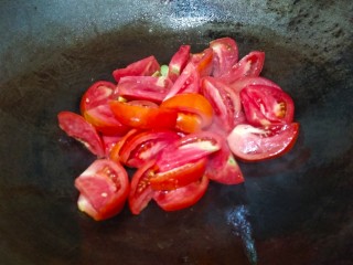 番茄黄瓜肉片汤,倒入番茄翻炒至出汁儿
