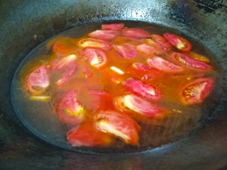 番茄黄瓜肉片汤,放适量的清水，大火烧开后转中火熬五分钟。
