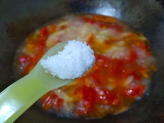 番茄黄瓜肉片汤,放少许盐