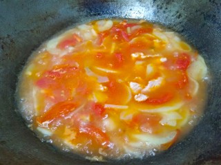 番茄黄瓜肉片汤,黄瓜煮至透明，倒入肉片，立马用筷子搅散。