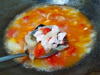 番茄黄瓜肉片汤,肉片看不见了，来张特写，肉片煮半分钟即可。