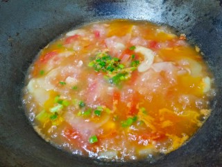 番茄黄瓜肉片汤,放入葱花
