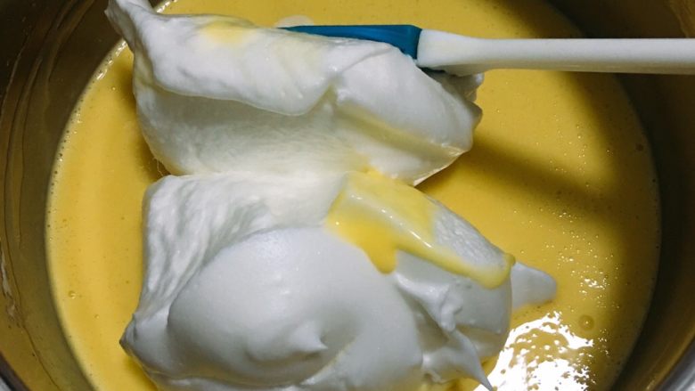 6寸方模戚风蛋糕,取三分之一的蛋白进蛋黄糊中。
