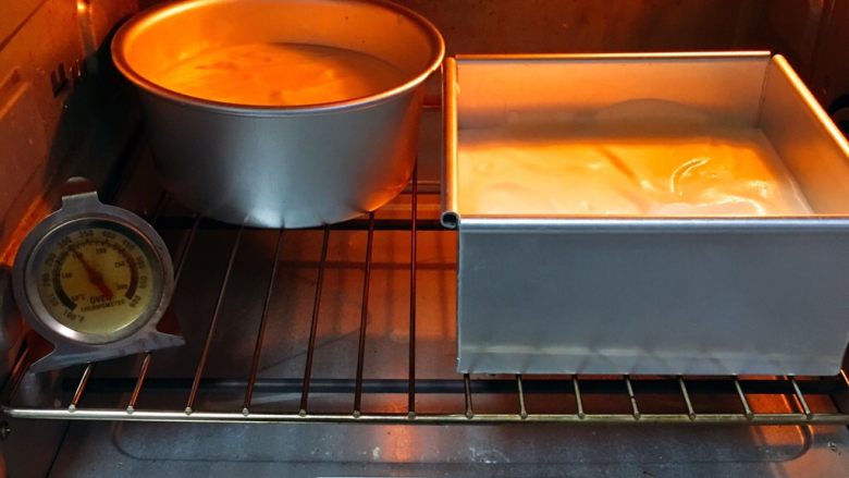 6寸方模戚风蛋糕,烤箱预热至150度，烤制40分钟。
