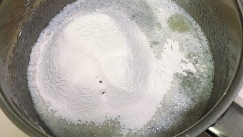 6寸方模戚风蛋糕,过筛低筋粉，继续低速搅打十几秒，低筋粉溶合于油水中。