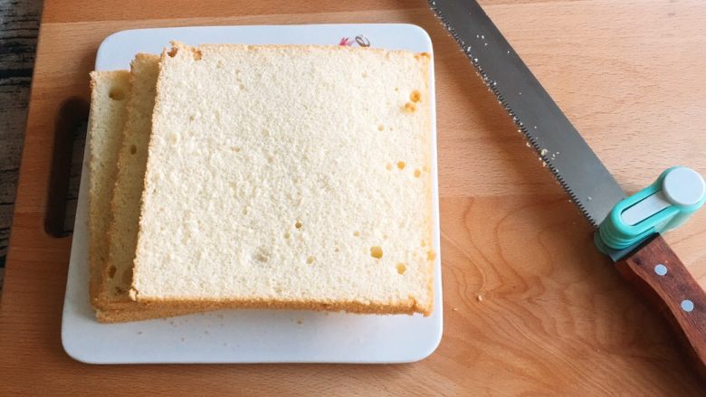 6寸方模戚风蛋糕,切片就可以做慕斯蛋糕或者奶油蛋糕了。