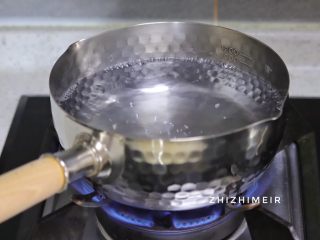 凉拌南瓜尖,烧一锅开水，放入一点盐和油，加入盐和油是为了让南瓜尖保持翠绿。