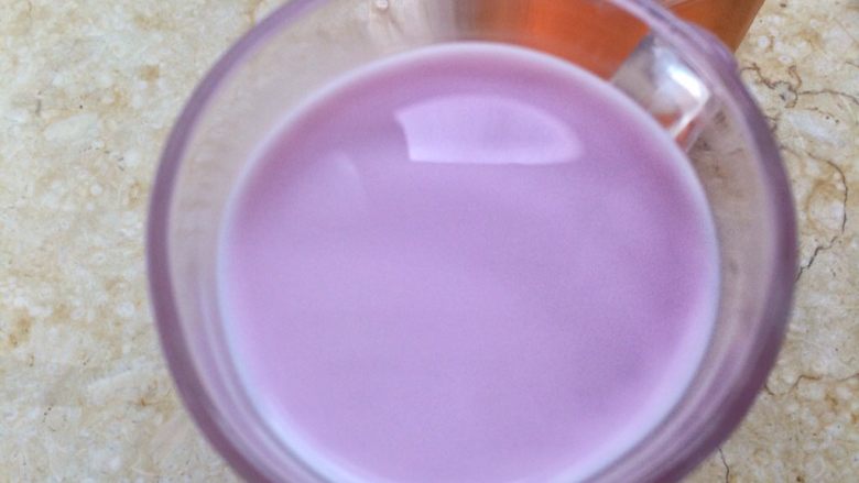 天然粉色: 红心火龙果牛奶西米露,20.放入西米和适量粉红牛奶。