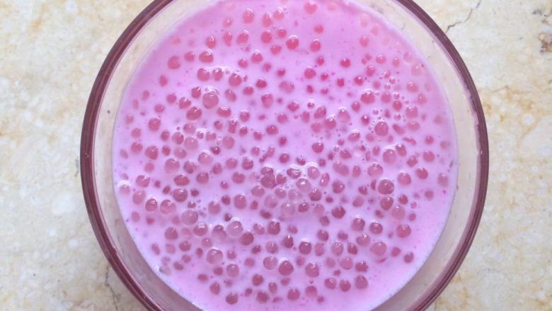 天然粉色: 红心火龙果牛奶西米露,16.倒入粉红色牛奶。