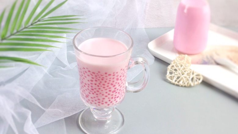 天然粉色: 红心火龙果牛奶西米露,好看又好吃的粉色牛奶西米露，这个夏天绝对不可错过！