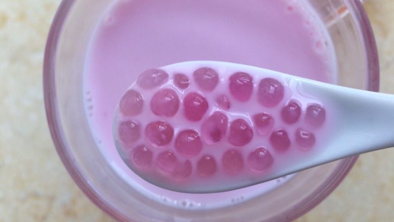 天然粉色: 红心火龙果牛奶西米露,21.西米泡一会就变成粉嫩的颜色，很是可爱。

因为觉得这粉色实在太赞了，拍照时就没有加水果粒进去，其实加点水果，味道当然更好。