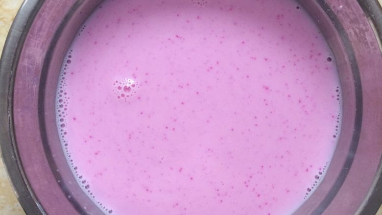 天然粉色: 红心火龙果牛奶西米露,13.顺便用网筛过滤掉果渣，粉粉的牛奶十分漂亮。