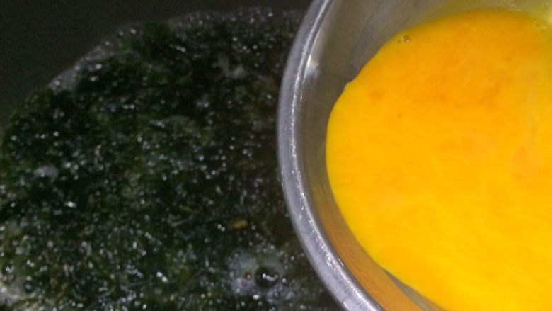 虾米紫菜鸡蛋汤,倒入鸡蛋液。