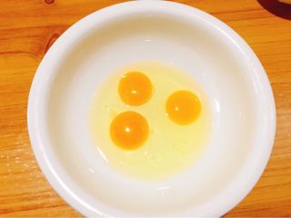 快手早餐+鸡蛋葱花软饼,打入鸡蛋