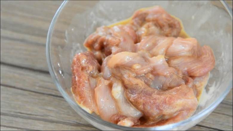 西葫芦炒肉片—从小吃到大的家常菜，简单易学哦,里脊肉切片，加入1勺盐、料酒、生抽、淀粉拌匀，腌制10分钟。