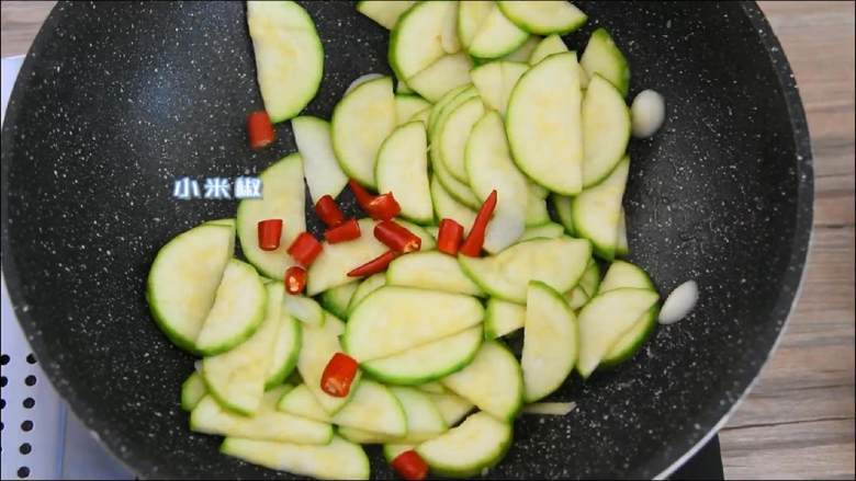 西葫芦炒肉片—从小吃到大的家常菜，简单易学哦,加入小米椒翻炒。