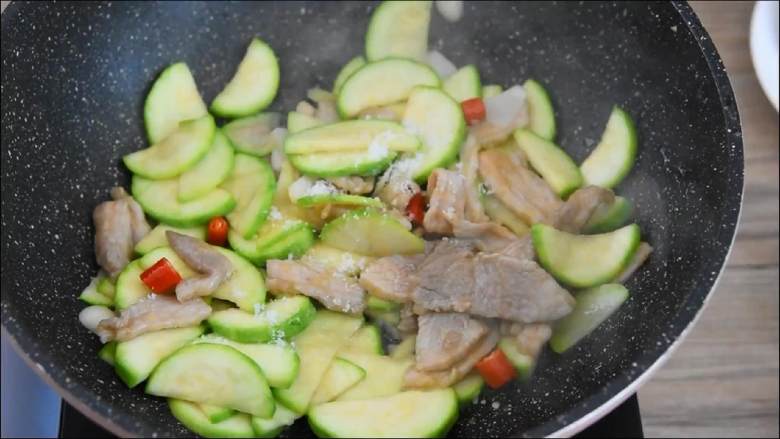 西葫芦炒肉片—从小吃到大的家常菜，简单易学哦,加入1勺糖、1勺鸡精，炒匀即可。