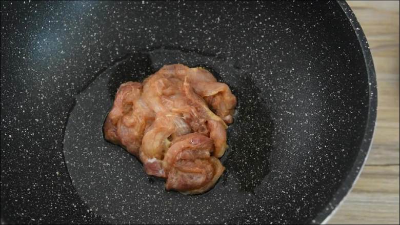西葫芦炒肉片—从小吃到大的家常菜，简单易学哦,油6成热下肉片，炒至变色盛出备用。