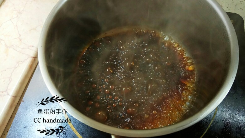 橡皮糖焦糖布丁,2 看见奶锅里的糖逐渐变焦色时，马上加入一点点热水，这样的焦糖冷却后不会完全硬化，有点像酱的质感。如果喜欢硬硬的焦糖那就不用加热水，煮焦即可。