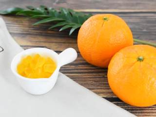 一起来做香橙果冻，Q滑口感宝贝们的最爱,『食材』

橙子/香橙味软糖