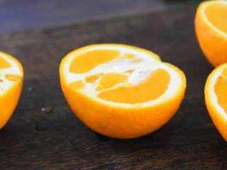 一起来做香橙果冻，Q滑口感宝贝们的最爱,橙子一切为二。