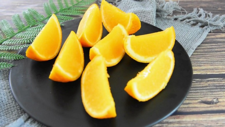 一起来做香橙果冻，Q滑口感宝贝们的最爱,冷藏后取出，切开即可。

自己动手做，健康又营养。