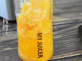 一起来做香橙果冻，Q滑口感宝贝们的最爱,果肉榨汁。