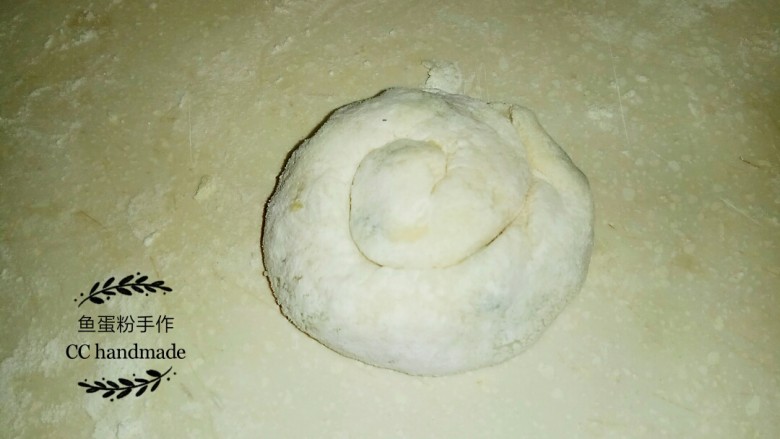 家常葱油饼,6 把上述的面条状从一头开始卷，卷成一个圆形。然后用擀面杖把其擀平。不用压得太用力。