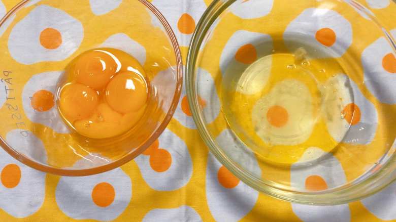 【宝宝辅食】戚风纸杯蛋糕,分离蛋白和蛋黄

要保证盛蛋白的碗里无水无油
