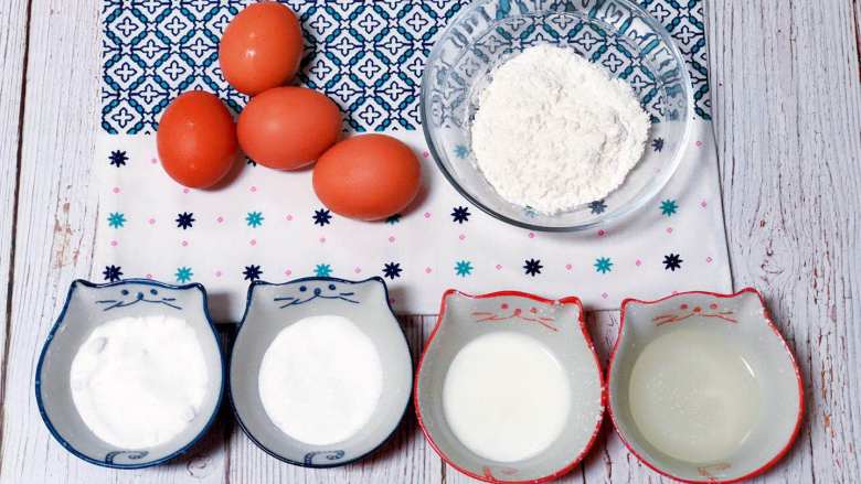 【宝宝辅食】戚风纸杯蛋糕, 准备食材：鸡蛋 4个、低筋面粉 35 g、细砂糖 50 g（加入蛋白）、细砂糖 30 g（加入蛋黄）、色拉油 30 g、牛奶 30 g